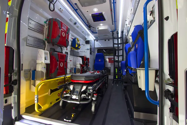 Intérieur d’une ambulance médicalisée à Marrakech